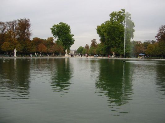 Lake in the middle of Jardin des Tuileries

